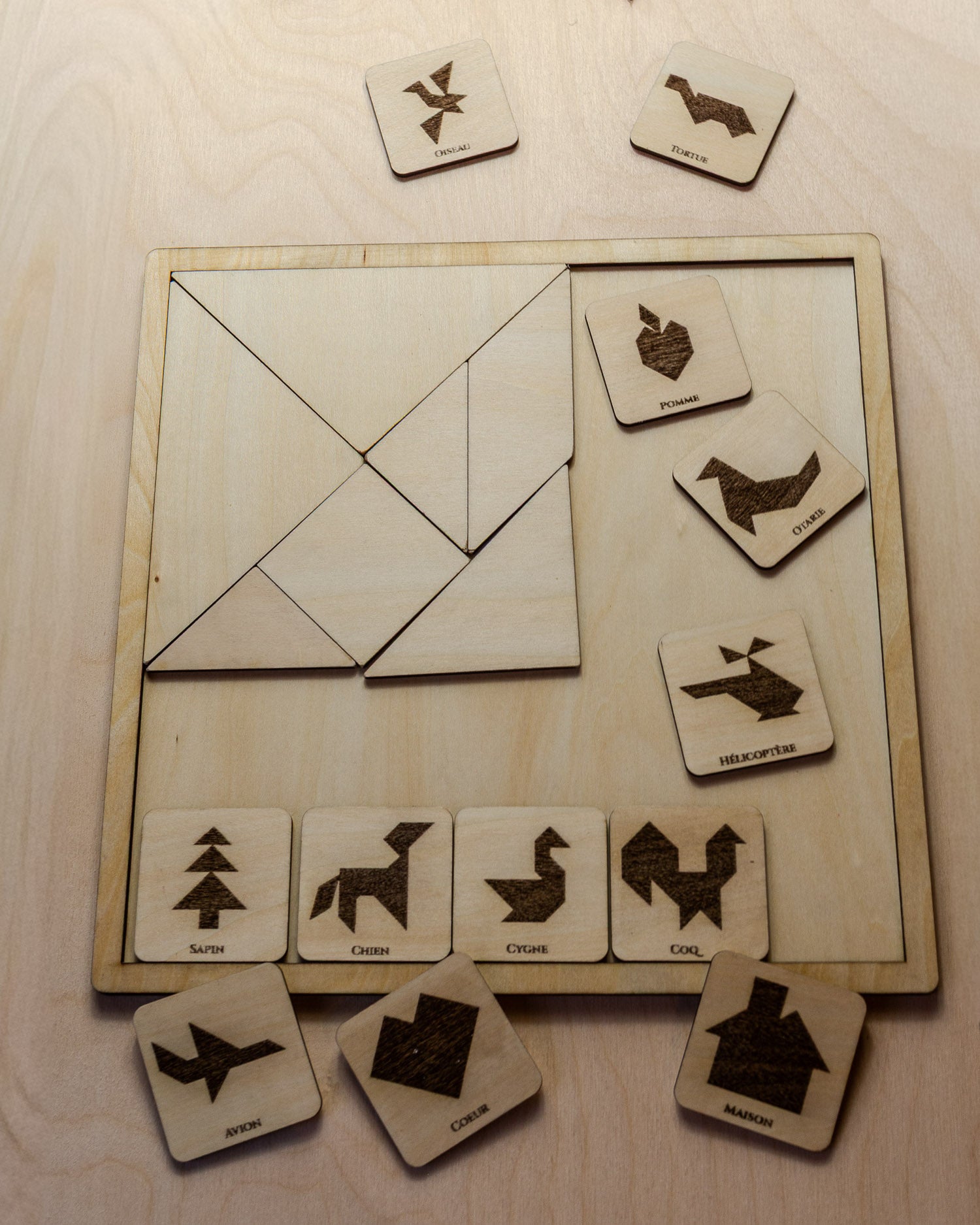 Tangram Évolutif en Bois — Jeu de Réflexion et de Géométrie