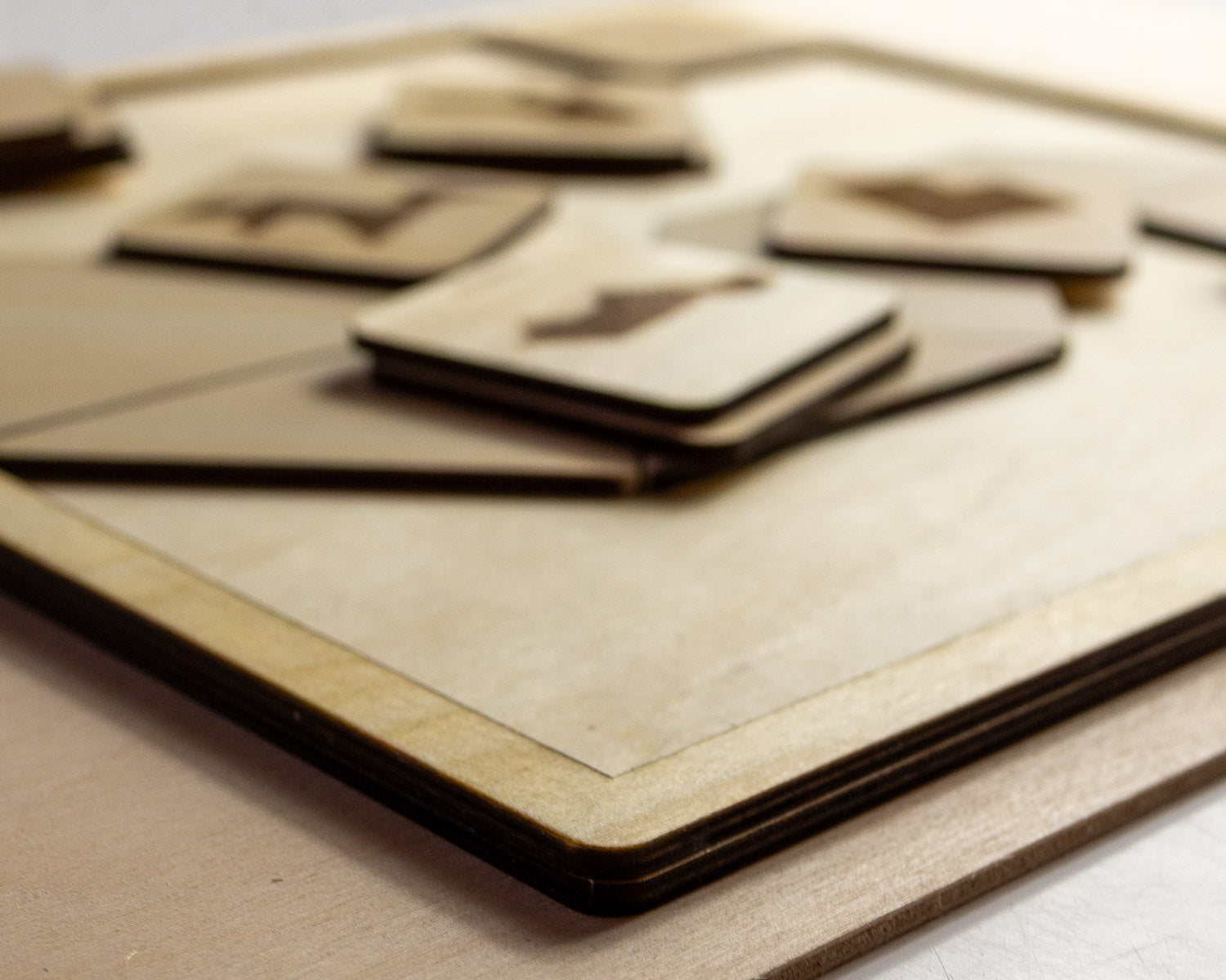 Tangram Évolutif en Bois — Jeu de Réflexion et de Géométrie